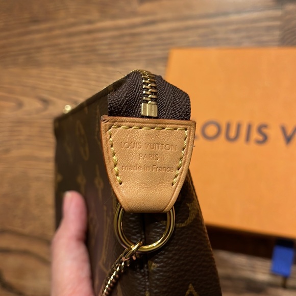 Louis Vuitton Mini Pochette in Monogram - Picture 3 of 10